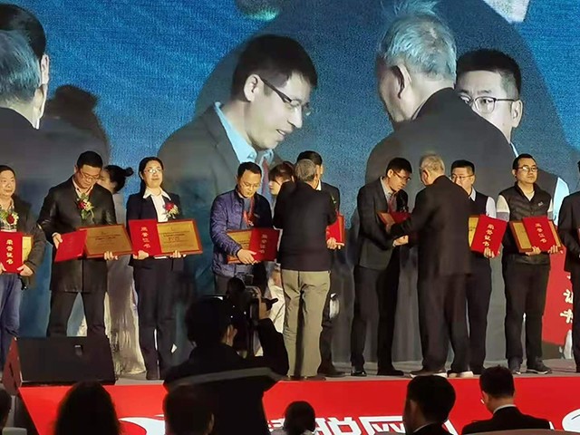 雙喜臨門！祝賀廣東瑞星榮獲“行業(yè)領(lǐng)軍人物”“空氣能熱泵十大領(lǐng)軍品牌”兩大殊榮